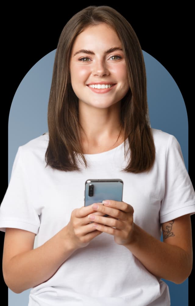 Person die freudig auf ein Smartphone schaut