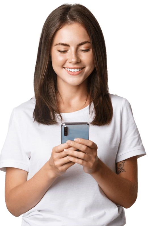 Person die freudig auf ein Smartphone schaut